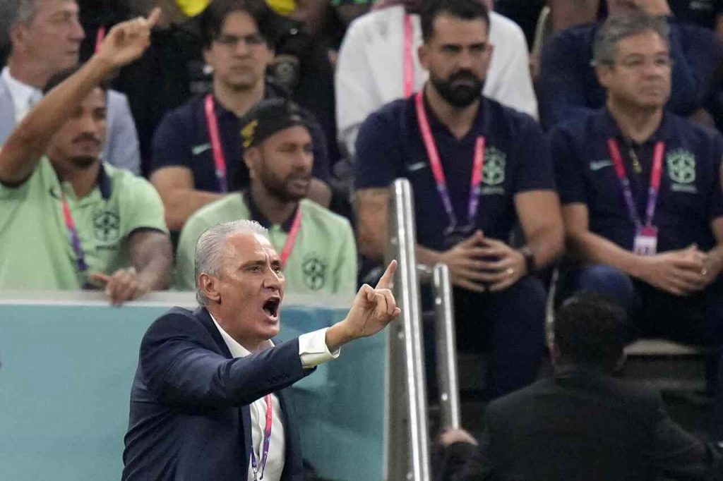 Tite in un momento intenso di un match dei mondiali in Qatar nel 2022