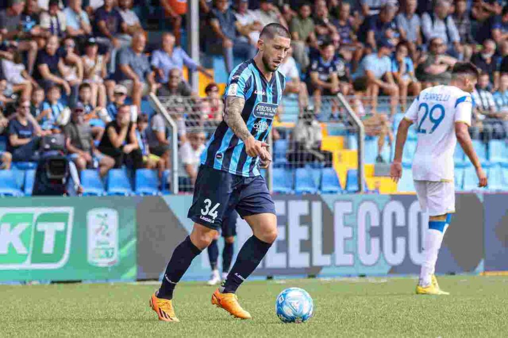 Un'azione di gioco durante il match Lecco - Brescia nel campionato di B stagione 2023-2024