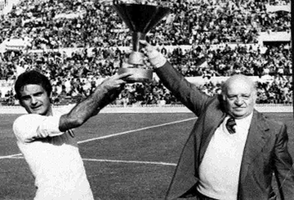 Wilson insieme al presidente laziale Lenzini esulta per lo Scudetto vinto nel 1974