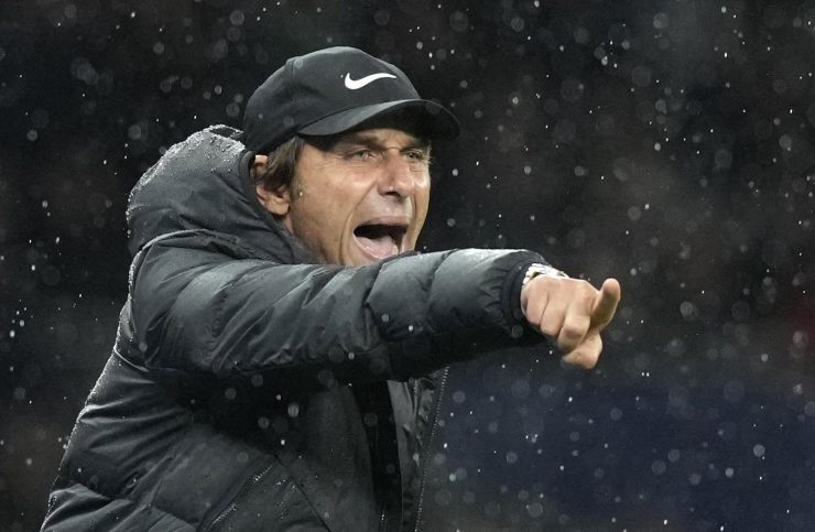 Antonio Conte sotto la pioggia