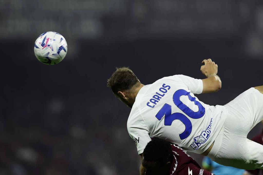 Carlos Augusto in un duro contrasto di gioco nel match contro la Salernitana nell'inizio della stagione di A 2023-2024