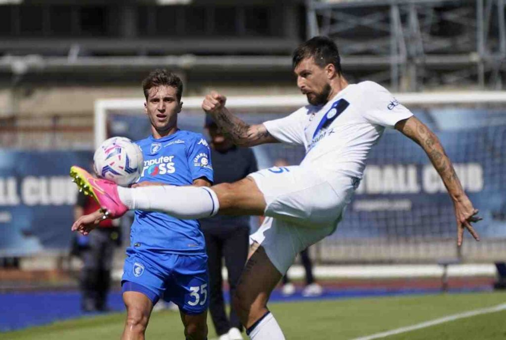 Francesco Acerbi con la maglia da trasferta dell'Inter in una gara di A contro l'Empoli