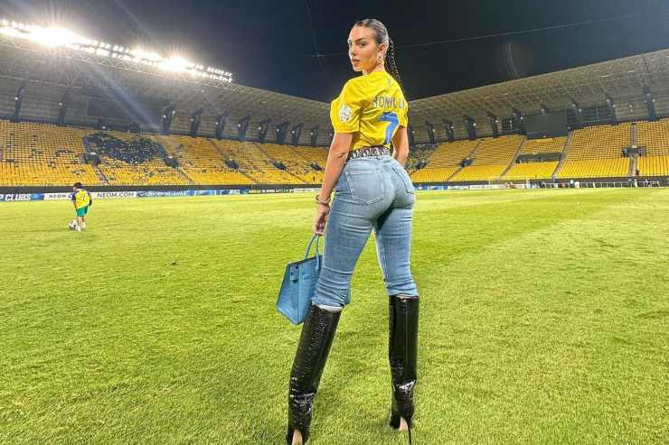 Georgina Rodriguez lato B jeans aderenti