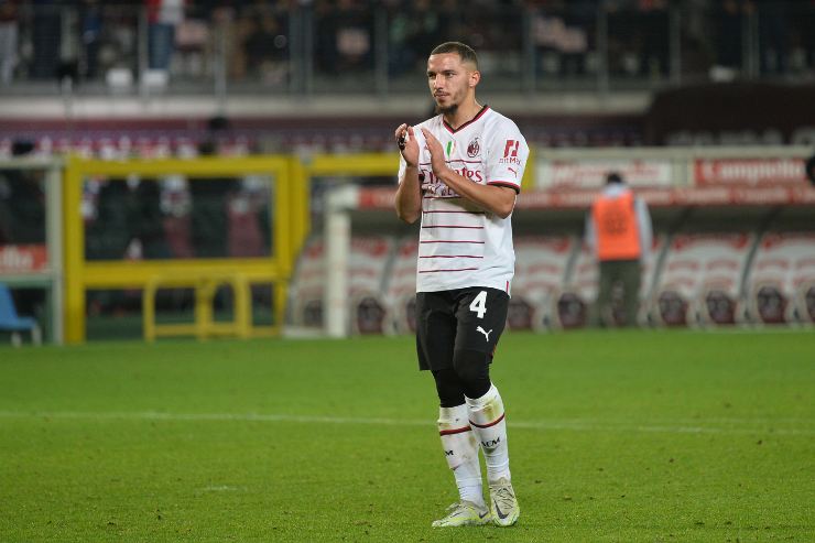 Bennacer applaude i tifosi