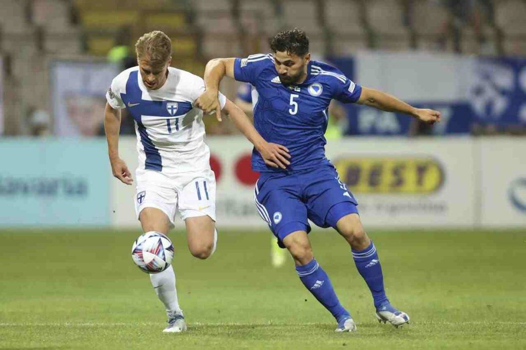 Kolasinac a destra con la maglia della nazionale bosniaca