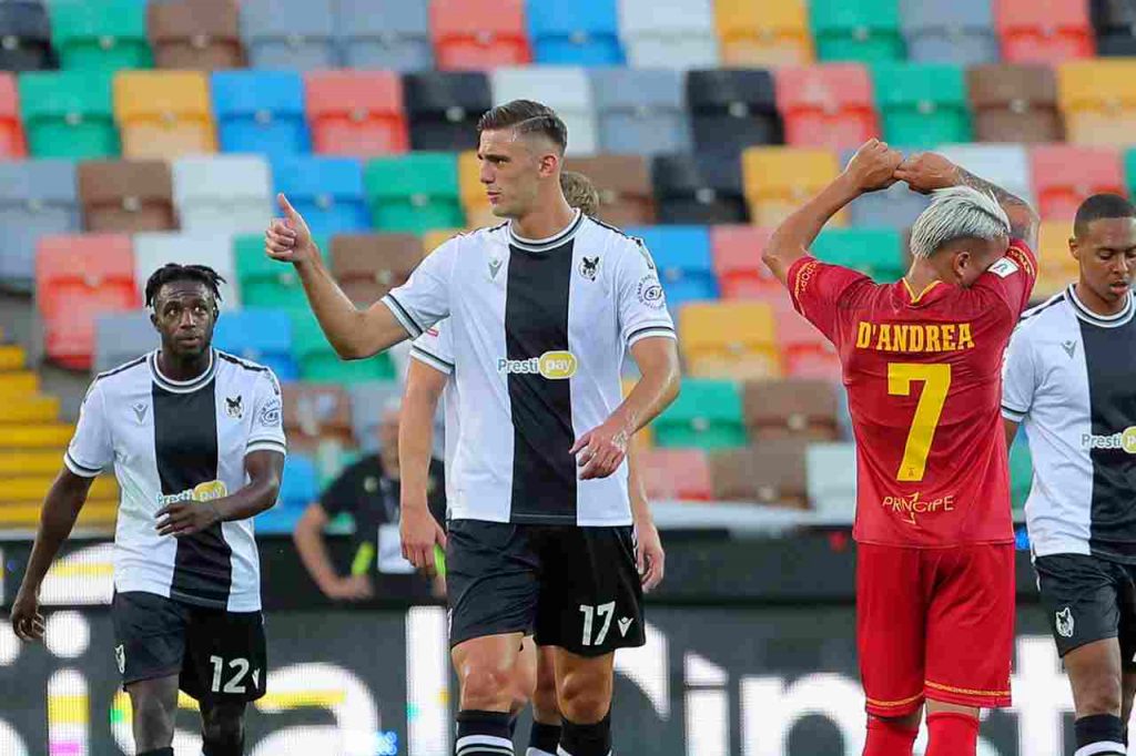 Lorenzo Lucca con la maglia dell'Udinese