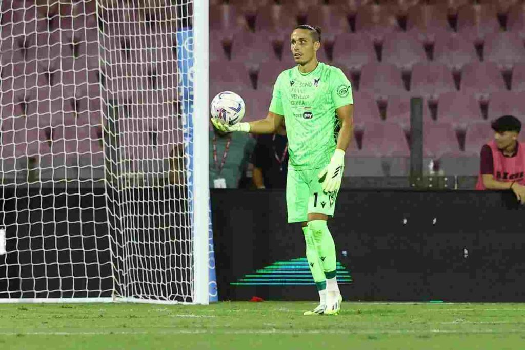 Marco Silvestri in porta durante un match di Serie A stagione 2023-2024