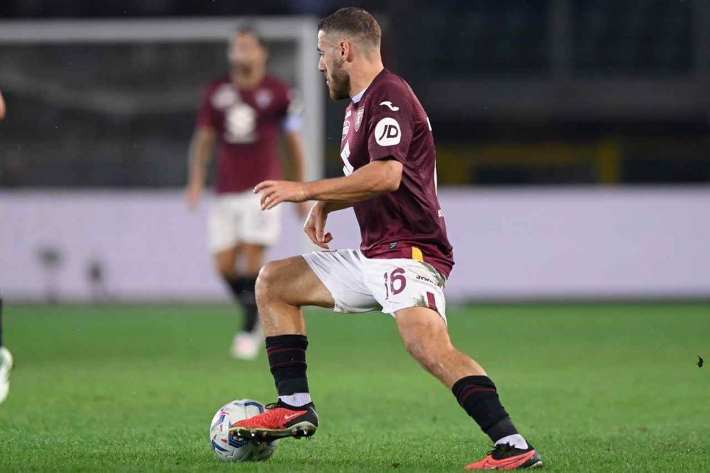 Nikola Vlasic in un'azione di gioco nella gara contro l'Hellas Verona, campionato di Serie A stagione 2023-2024