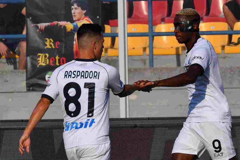 Raspadori festeggia con Osimhen durante la vittoriosa partita contro il Lecce