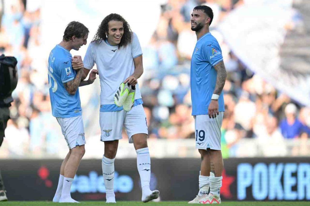 Rovella scherza con i compagni di squadra Castellanos e Guendouzi durante un match di Serie A