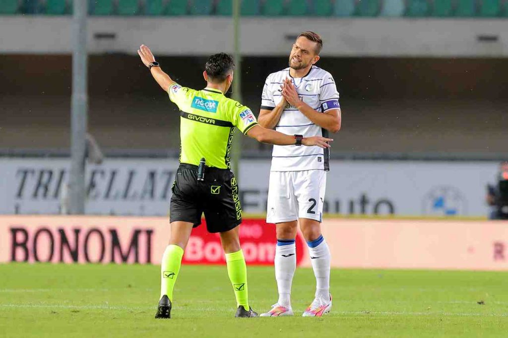 Toloi e l'arbitro in una polemica in corso di gara