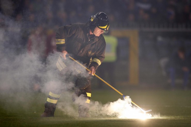 Petardi in campo, match sospeso