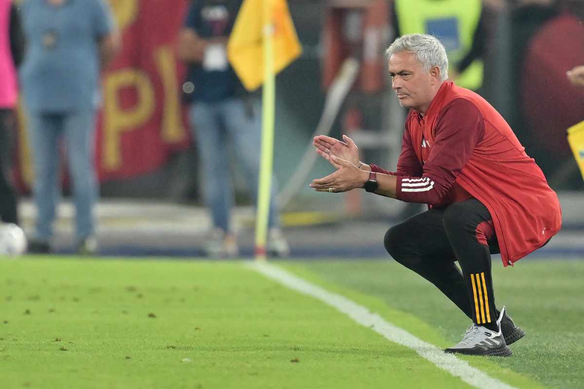 mourinho accovacciato a bordocampo