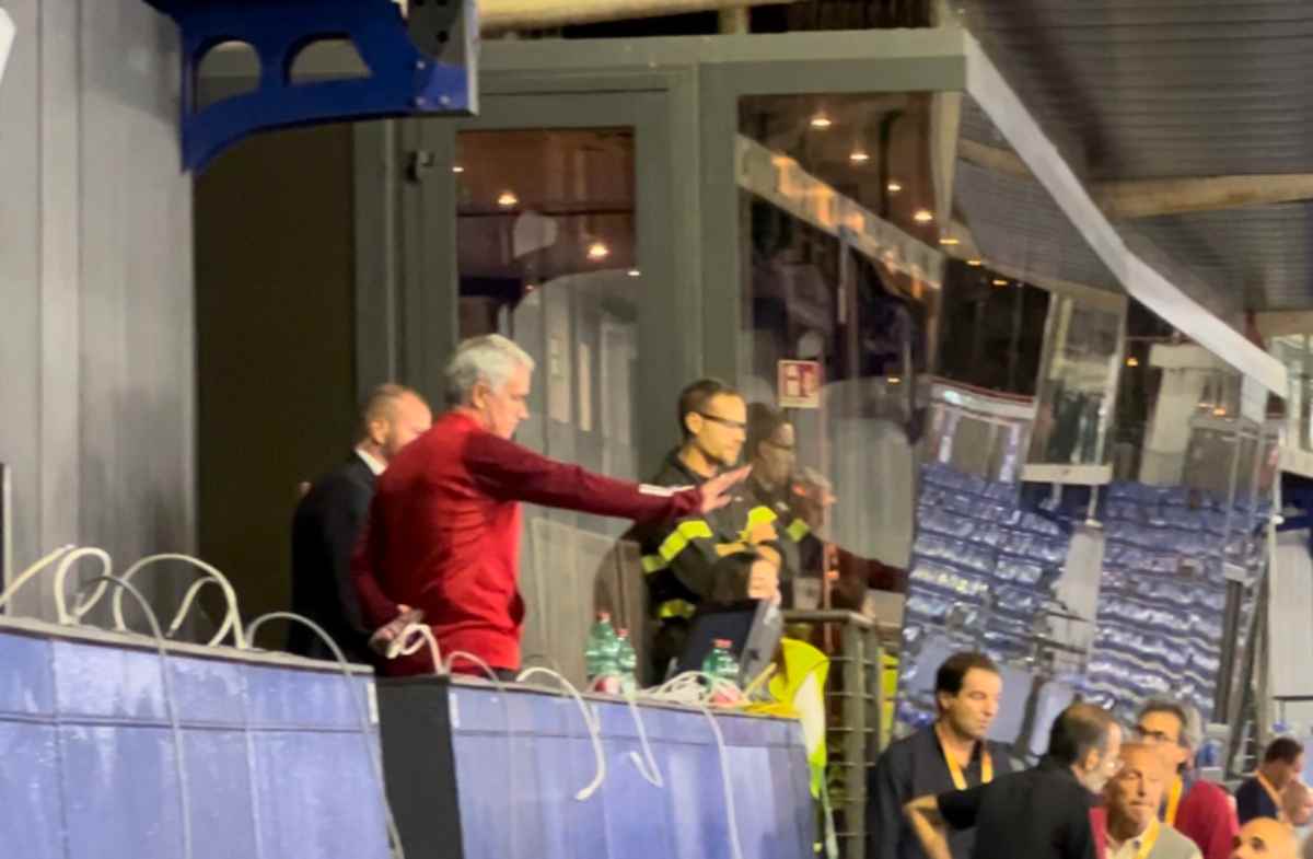 Mourinho saluta i tifosi dalla tribuna stampa