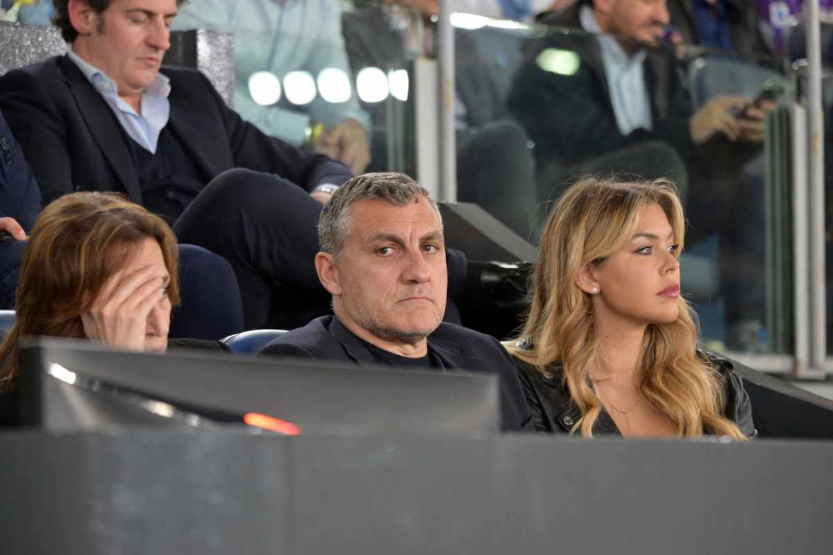 Vieri seduto in tribuna con la moglie