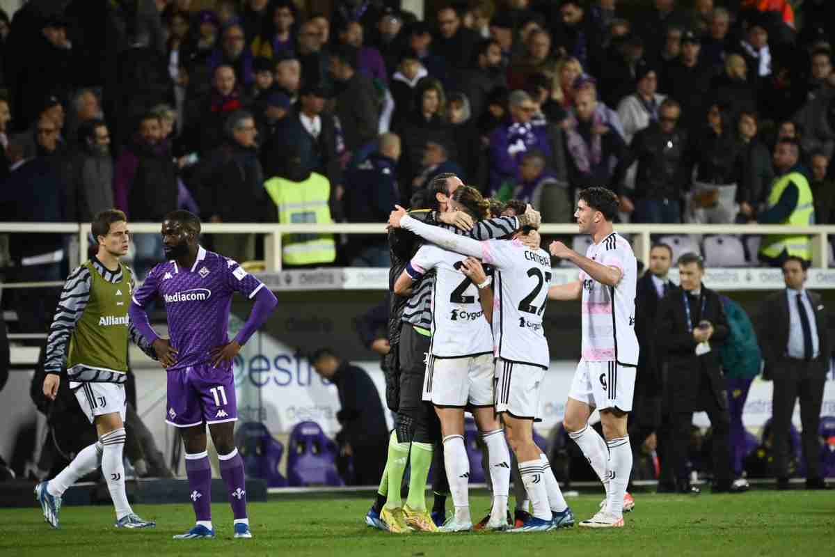 giocatori della juventus festeggiano per la vittoria contro la fiorentina