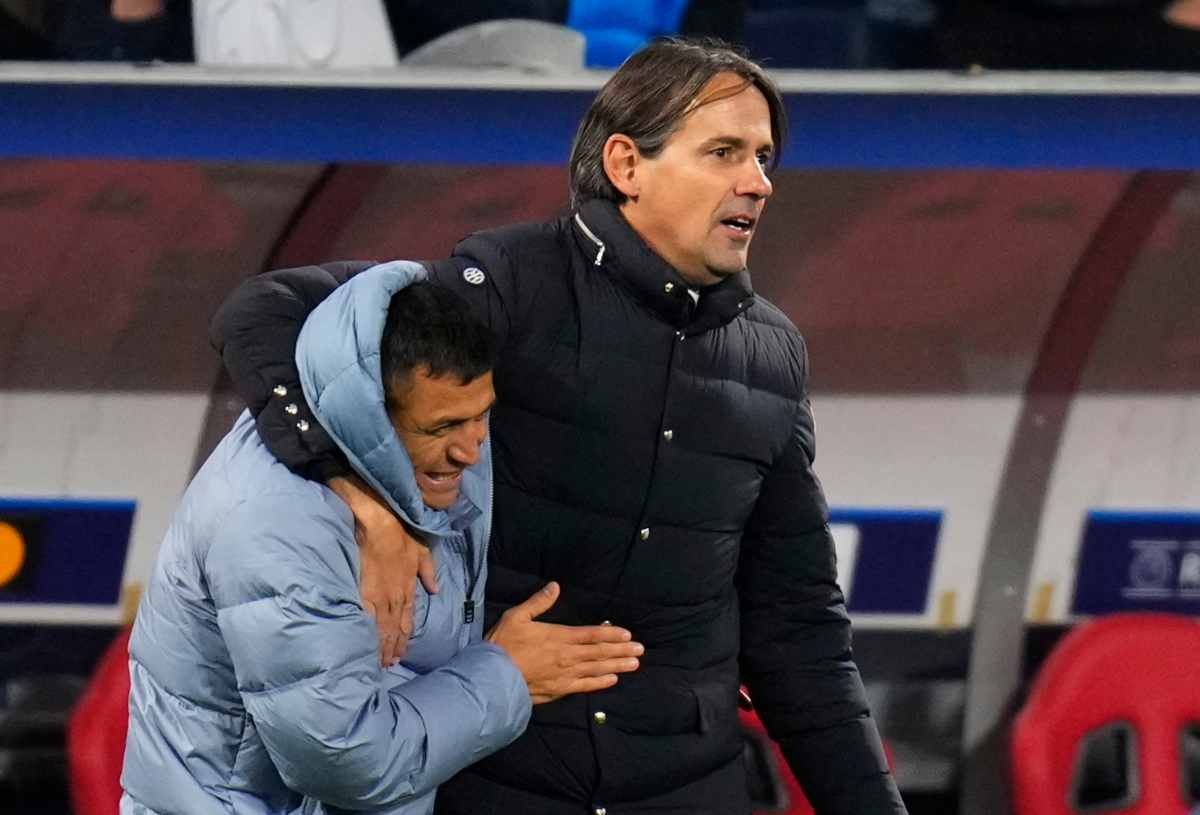 simone inzaghi abbraccia alexis sanchez dopo benfica-inter