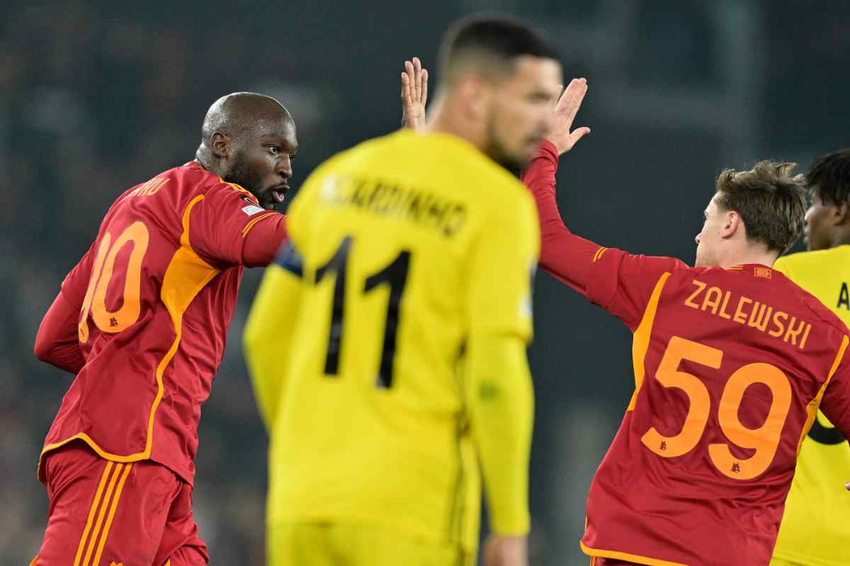 zalewski e lukaku battono il cinque dopo il gol del belga contro lo sheriff