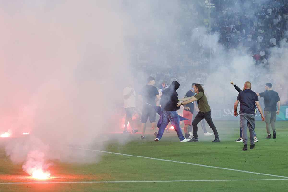 Esplode la furia dei tifosi: invasione di campo e partita sospesa