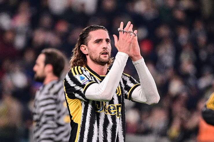 Adrien Rabiot applaude i tifosi