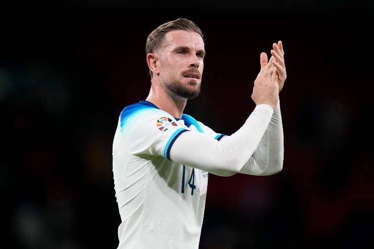 Jordan Henderson applaude i tifosi