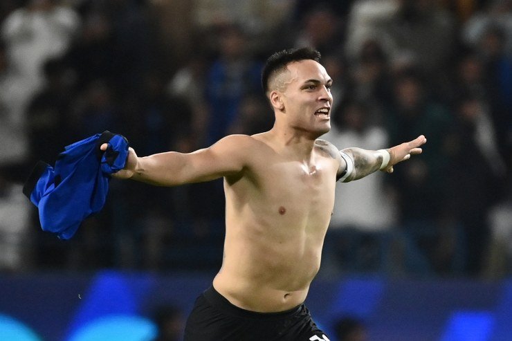 Lautaro Martinez esulta in finale di Supercoppa