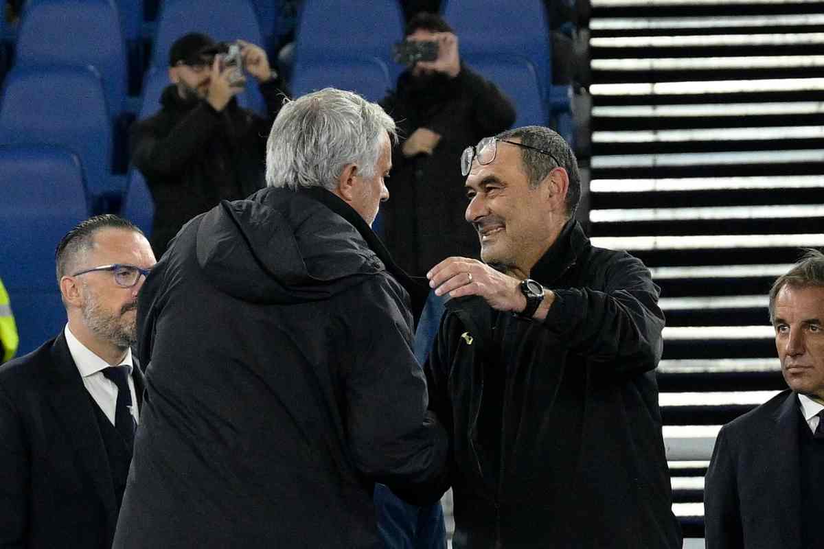 José Mourinho abbraccia Maurizio Sarri 