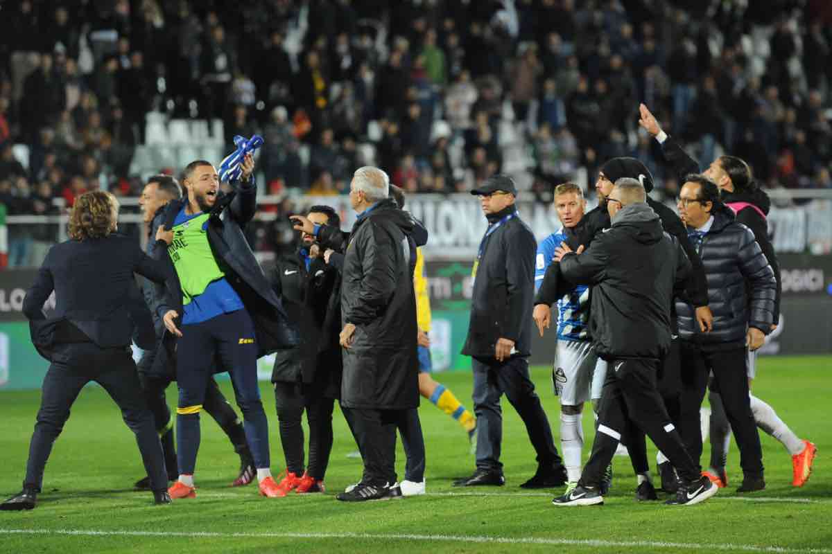 Rissa dopo il rigore: in campo la polizia