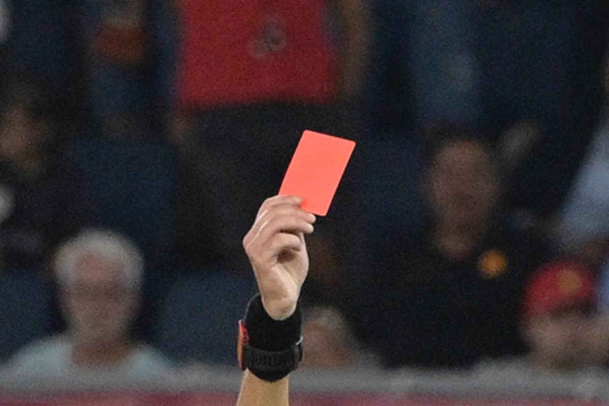 Minacce all'arbitro e maxi squalifica