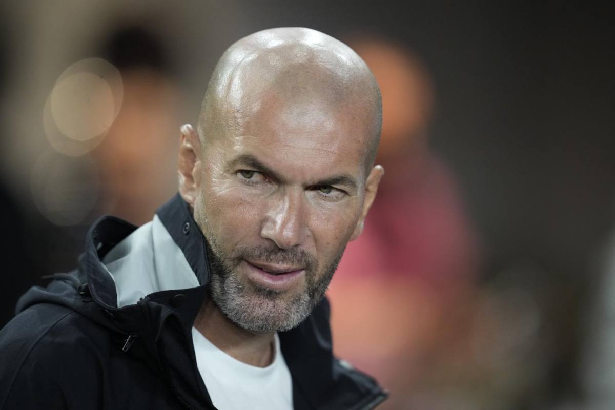 Zidane guarda verso dietro