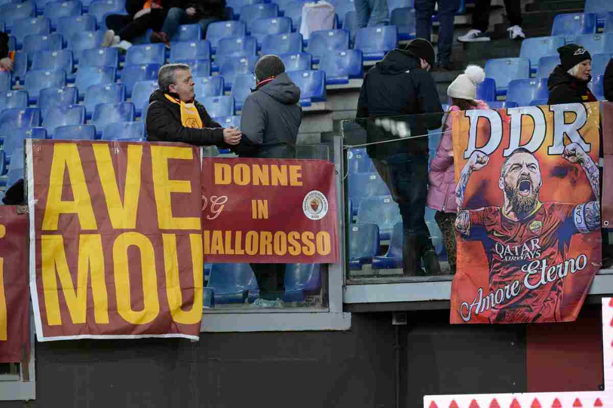 striscioni e stendardi dei tifosi della roma in roma-verona