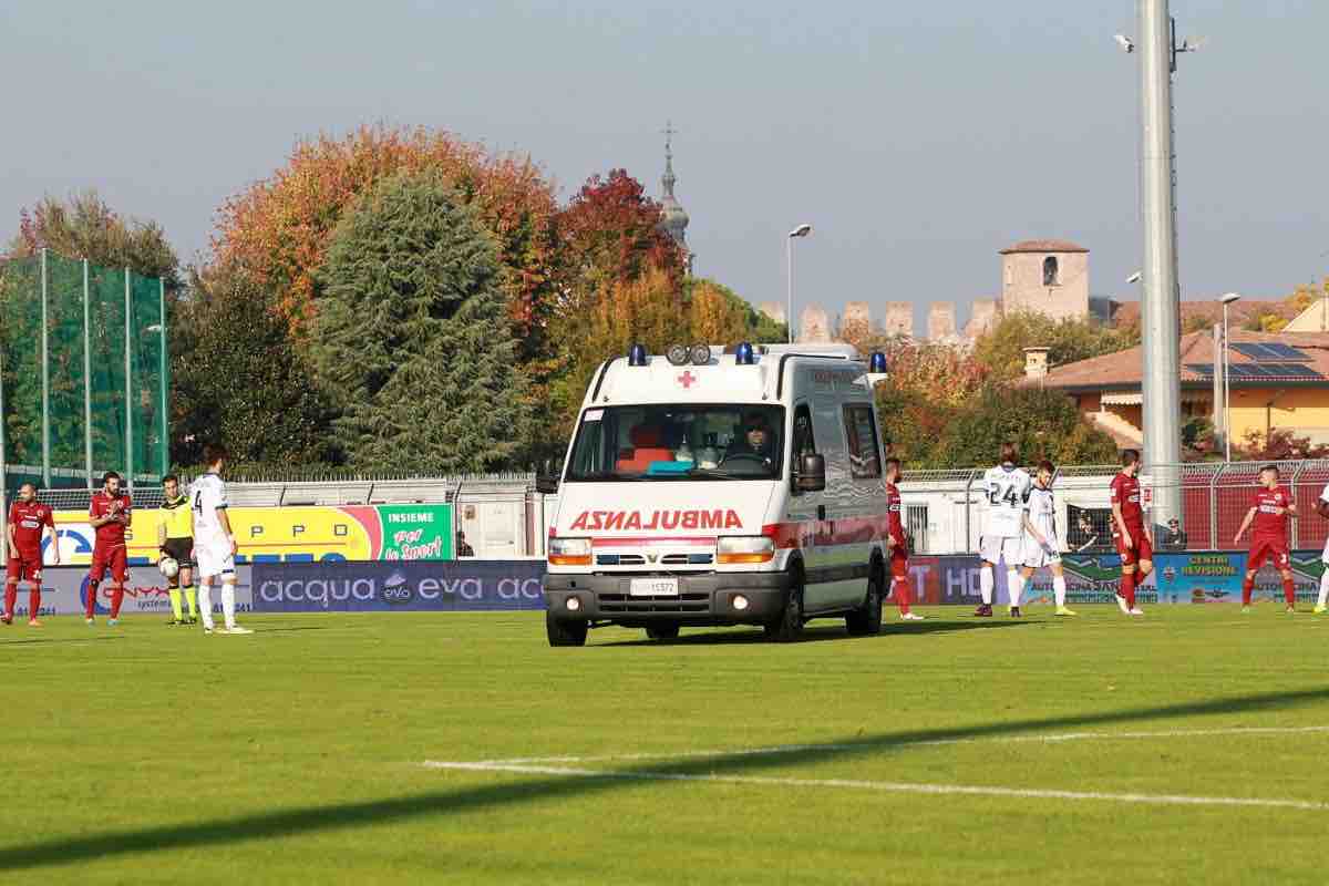 Grave infortunio ad un giocatore: stop alla partita 