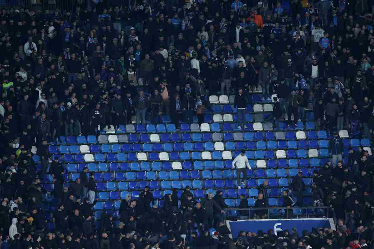 I tifosi protestano: partita sospesa