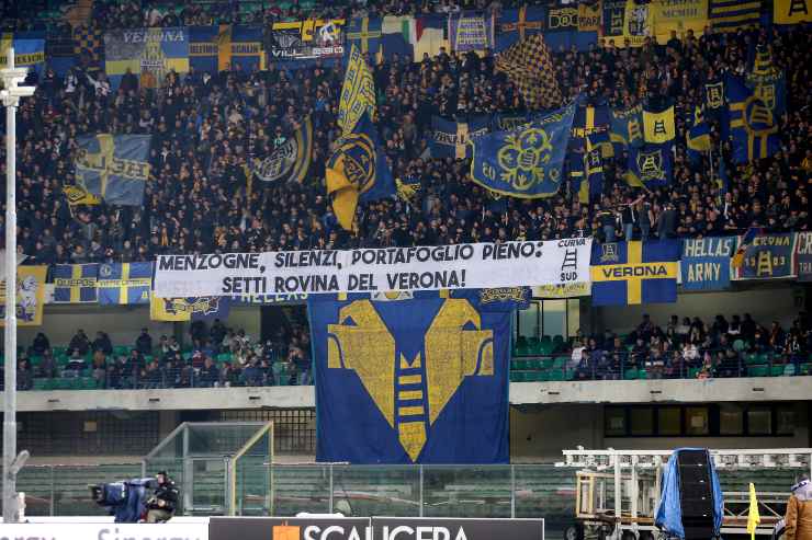 Tifosi Verona contro Setti in uno striscione del novembre 2022 