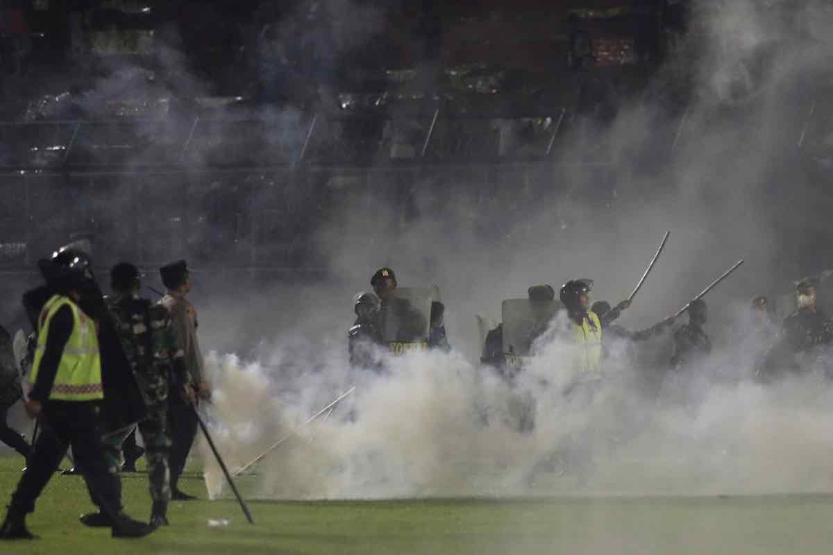 Scontro shoc tifosi giocatori in Turchia