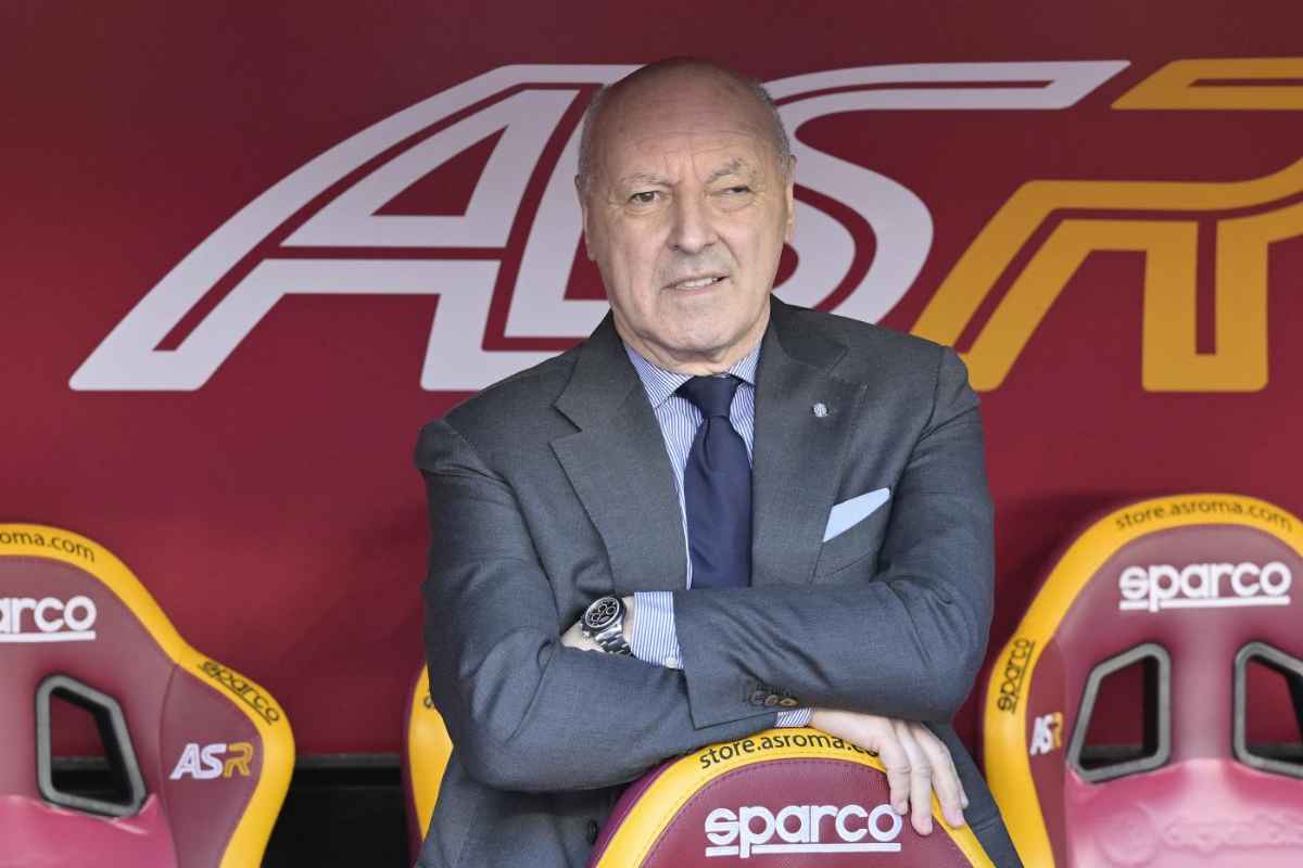 Marotta osserva dalla panchina