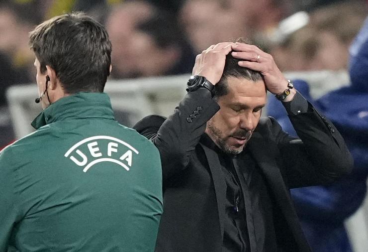 Diego Simeone con le mani tra i capelli