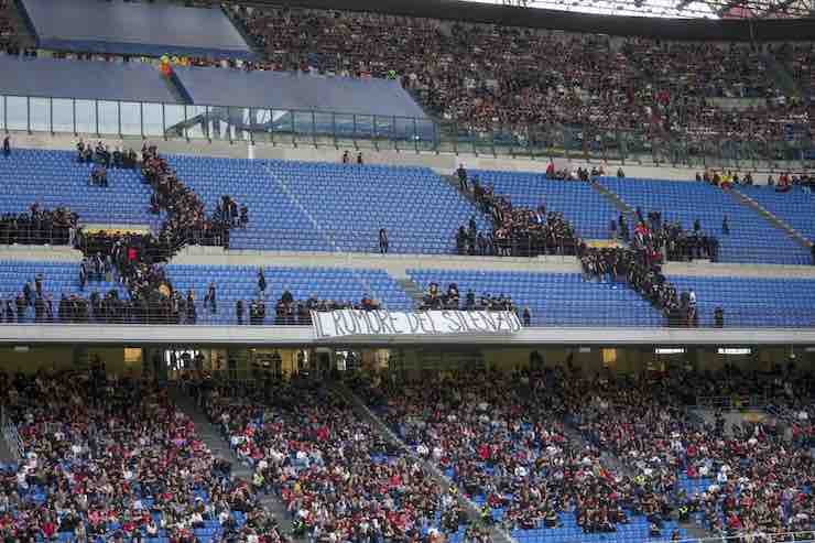 Milan-Salernitana, la protesta della Curva Sud