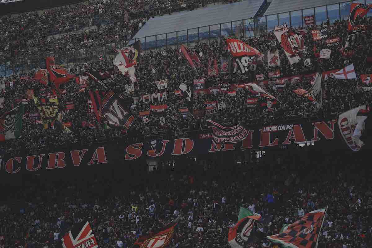 Milan, Curva Sud in silenzio contro il Genoa: chiedono un allenatore forte