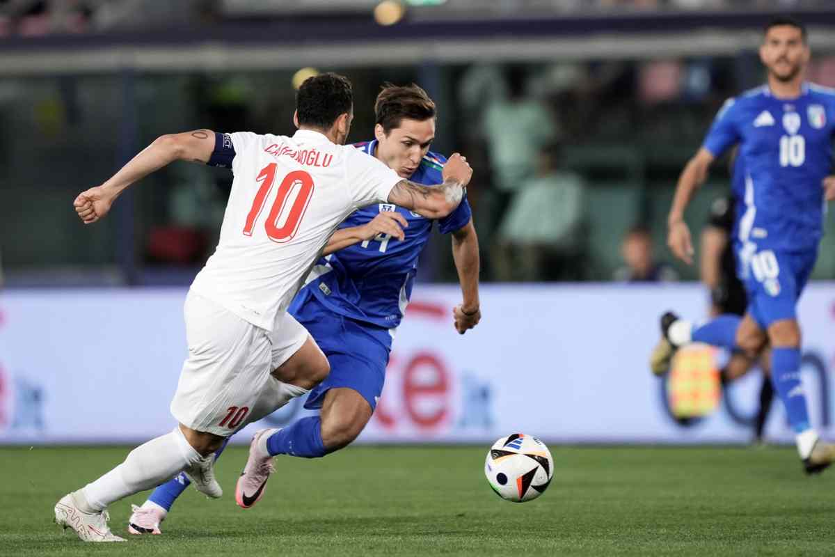 Federico Chiesa punta Hakan Calhanoglu