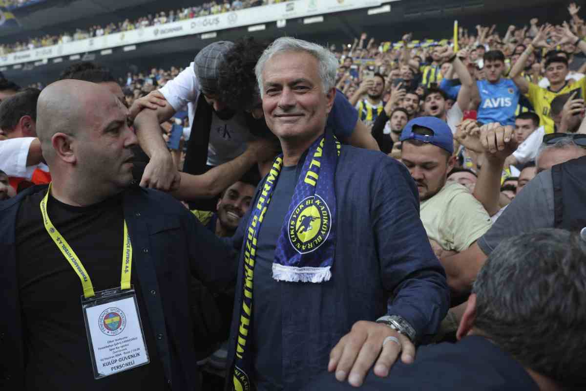 José Mourinho tra i tifosi del Fenerbahce