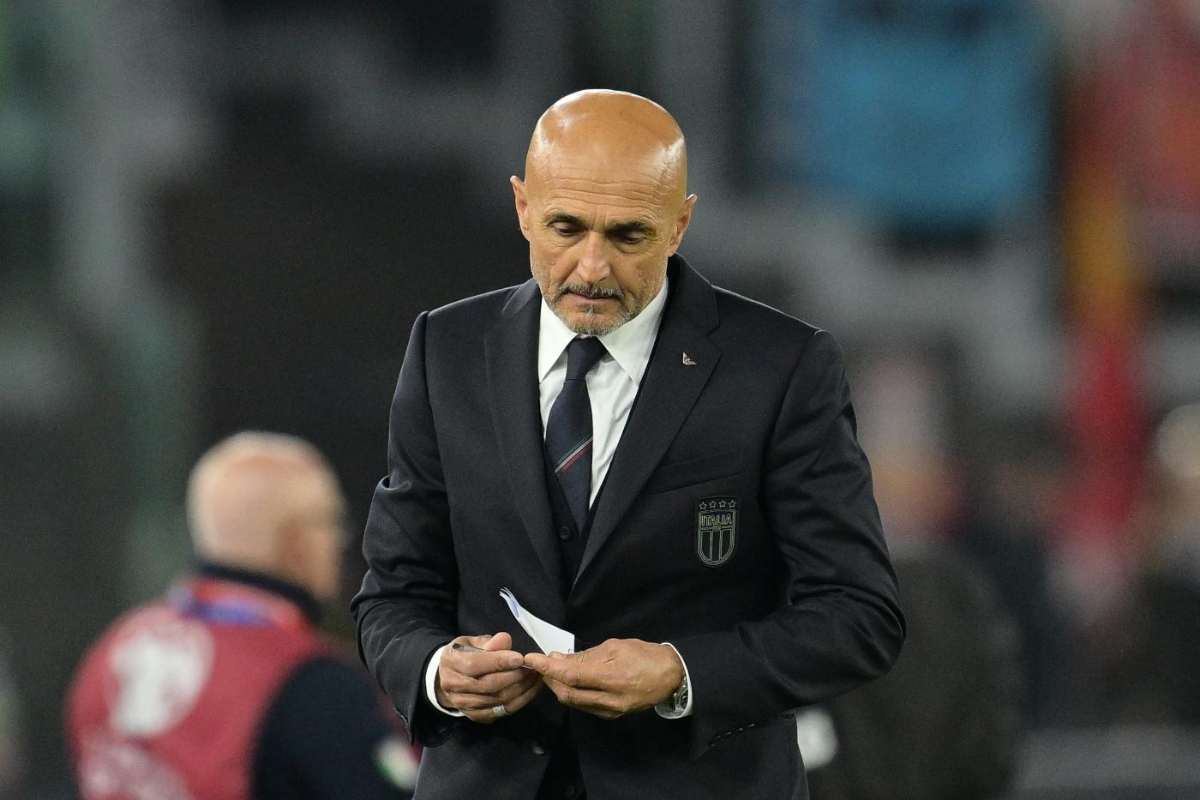 Luciano Spalletti con la testa bassa