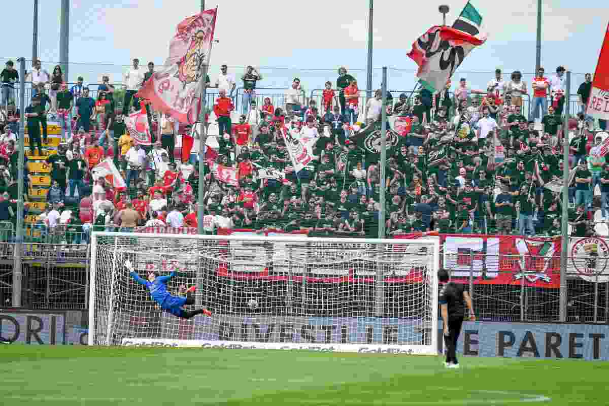 I tifosi del Bari contro De Laurentiis