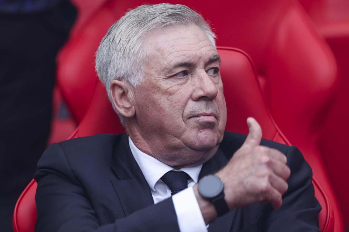 Carlo Ancelotti con il pollice in su