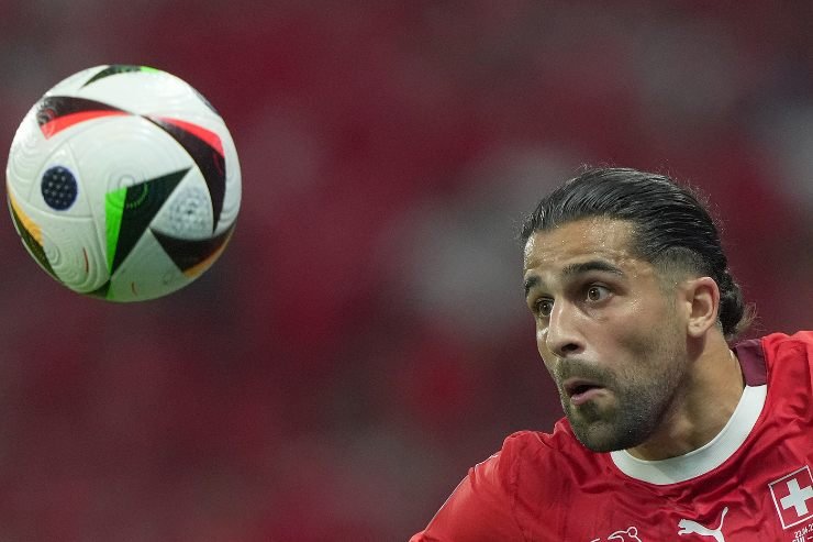 Ricardo Rodriguez guarda il pallone