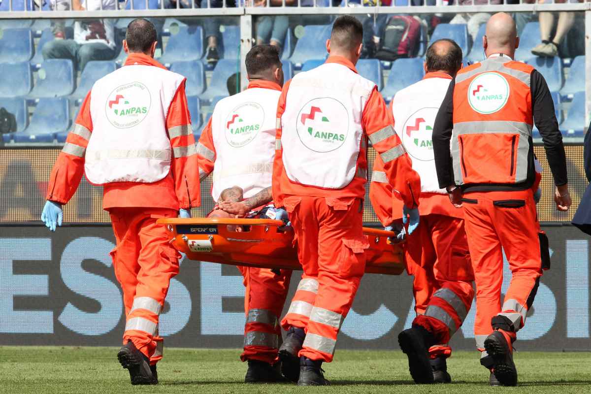 calciatore portato fuori in barella