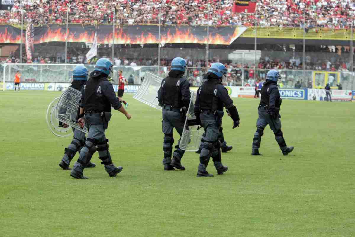 Maxi rissa e polizia in campo