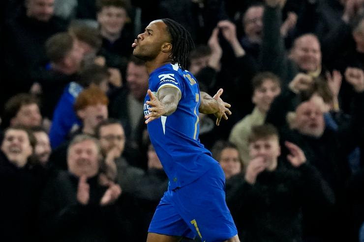 Sterling escluso dal Chelsea, occasione Juve