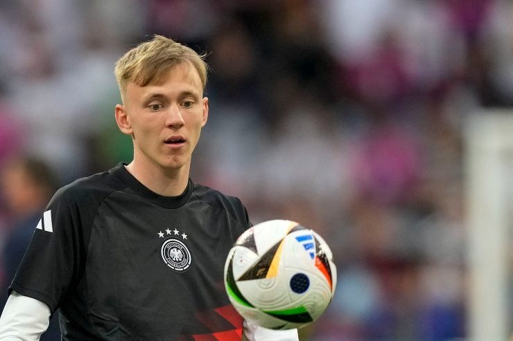 Maximilian Beier guarda il pallone