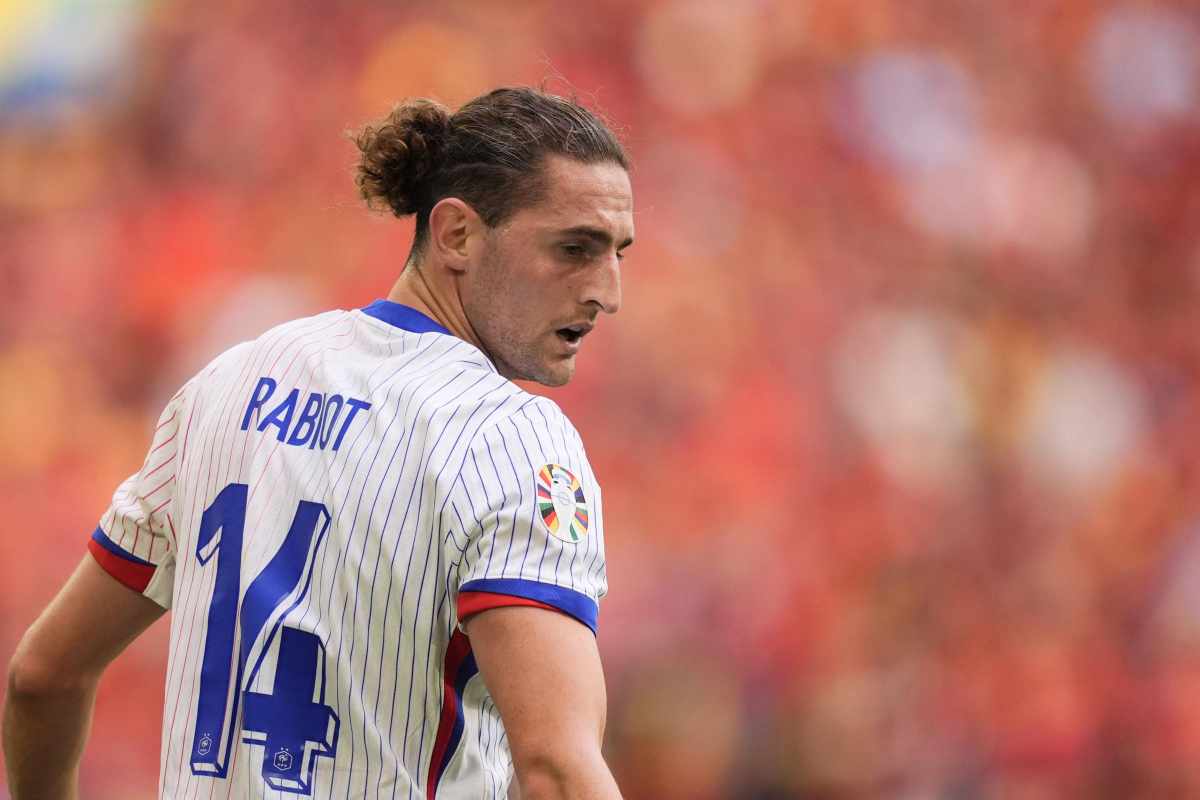 Milan, bufera in diretta su Rabiot